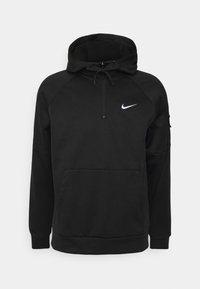 Svart Nike-hoodie med dragsko i huooden, dragkedja vid halsen, kenguruficka och en liten vit logotyp på bröstet. Slät tygtextur.