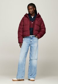 Tommy Jeans CLAIRE WD DH2112 - Laza szabású farmerek - denim light