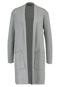 Grauer langer Cardigan aus weichem Material, mit offenem Front, langen Ärmeln und zwei vorderen aufgesetzten Taschen. Sanfte Textur mit einem schlichten Design.