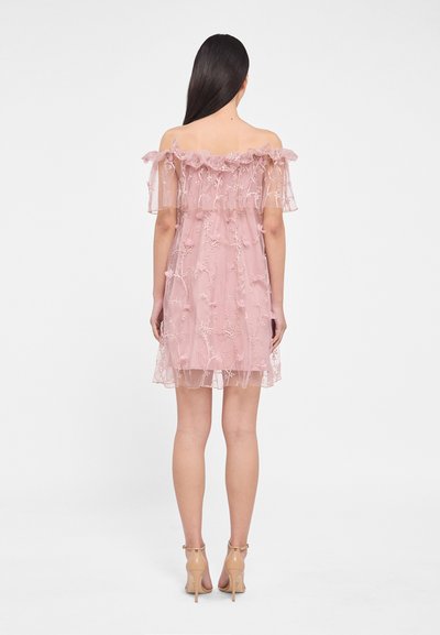 Off-shoulder roze jurk van doorzichtige stof, met bloemenborduursels, een ruches halslijn en een flared rok, voorzien van delicate accenten en tekstuurelementen.