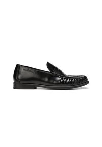 Loafers negri din piele cu un design împletit pe vârf și un toc joasă, plat. Au un finisaj lucios și sleek și o parte superioară căptușită pentru confort.