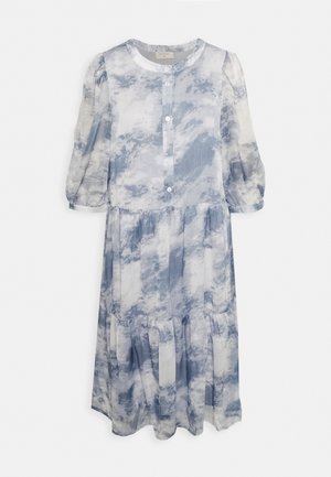 Vestido leve e transparente com um padrão de nuvens azuis e brancas, decote redondo, fecho em botões à frente e mangas bufantes, apresentando um fundo em camadas.