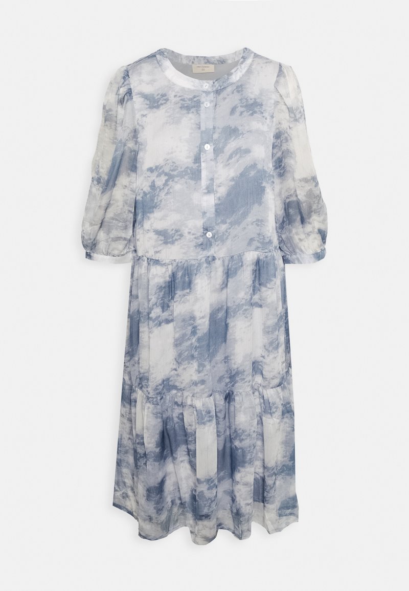 Vestido leve e transparente com um padrão de nuvens azuis e brancas, decote redondo, fecho em botões à frente e mangas bufantes, apresentando um fundo em camadas.