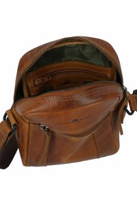 Borsa a tracolla in pelle marrone con apertura superiore con zip, tasche interne e una tasca esterna con zip. Presenta dettagli di cucitura e una tracolla regolabile.
