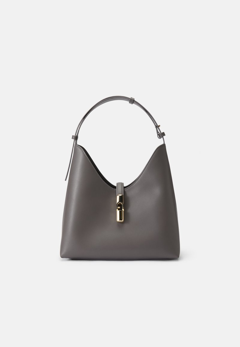 Γκρι δερμάτινη τσάντα χειρός με λεία επιφάνεια, χαρακτηριστικά καμπυλωτού σχήματος, ασημένια κούμπωμα και μία ρυθμιζόμενη λαβή.