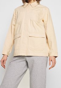 Monki Tunn jacka - beige