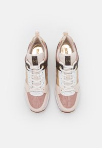 Sneaker con un mix di materiali rosa, beige e marrone. Pannelli testurizzati, accenti dorati e lacci bianchi. Punta arrotondata e linguetta imbottita.