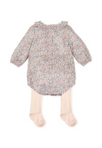 Vestido de estampado floral en colores pastel con cuello rizado, combinado con medias rosas claras. El vestido tiene mangas largas y cierre de botones en la parte posterior.