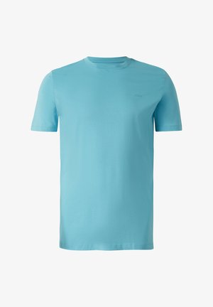 Prosty jasnoniebieski krótki t-shirt z okrągłym dekoltem i subtelnym logo na lewej piersi, prezentowany na białym tle.