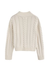 Krämfärgad stickad tröja med kabelmönster, kort modell, ribbade ärmslut och hög krage.