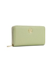 Portafoglio zip-around in pelle testurizzata verde chiaro con logo circolare dorato e zip dorata su sfondo bianco.