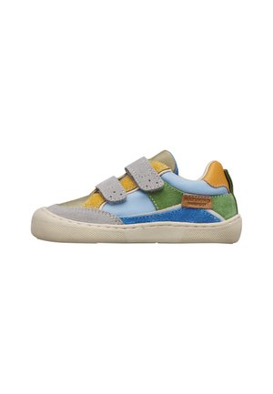 Scarpa da ginnastica casual per bambini con suola beige, pannelli blu, verdi, gialli e grigi, e due fascette grigie in velcro per la chiusura.