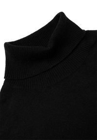 Černý rolák vyrobený z měkkého žebrovaného úpletu. Má vysoký, přehnutý límec a mírně volný střih.