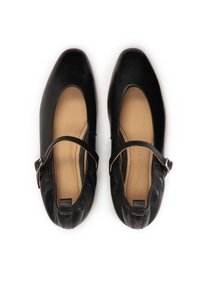 Ballerine in pelle nera con punta quadrata, cinturino regolabile alla caviglia e morbida fodera interna beige. Texture liscia con dettagli hardware minimi.