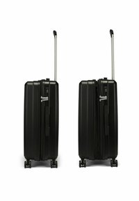 Valigia rigida nera con superficie testurizzata, scanalature verticali, compartimenti con doppia zip, manico in alluminio estensibile e quattro ruote.