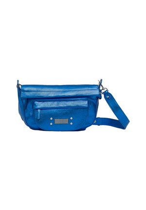 Kleine blauwe leren crossbodytas met voorvak met rits en verstelbare schouderriem op een witte achtergrond.