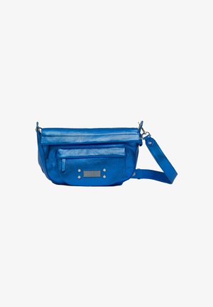 Kleine blauwe leren crossbodytas met voorvak met rits en verstelbare schouderriem op een witte achtergrond.