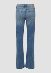 Jasnoniebieskie dzwony z denimu z talią sięgającą środka, pięcioma kieszeniami, subtelnym efektem sprania oraz brązową skórzaną łatką z tyłu w talii.