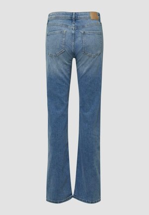 Jasnoniebieskie dzwony z denimu z talią sięgającą środka, pięcioma kieszeniami, subtelnym efektem sprania oraz brązową skórzaną łatką z tyłu w talii.