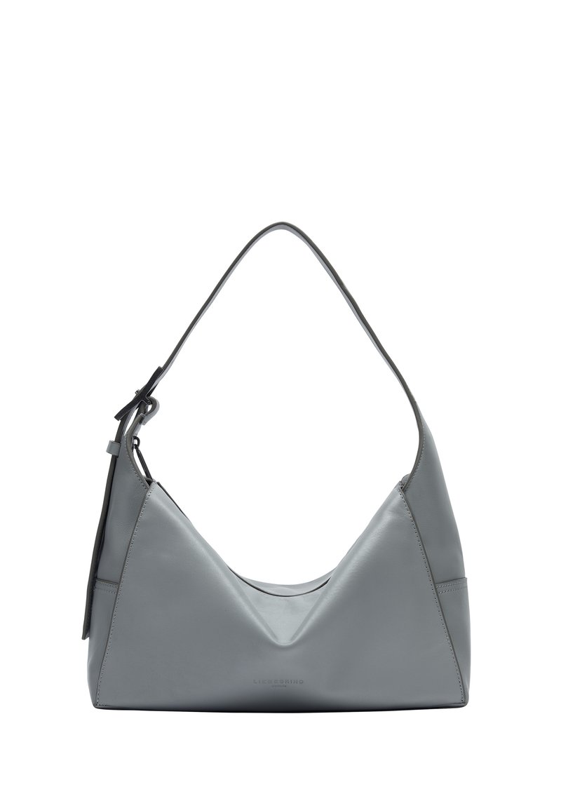 Szara skórzana torba na ramię o unikalnym trójkowym kształcie, gładkiej fakturze i szerokim, zakrzywionym uchwycie. Posiada subtelne logo z przodu.
