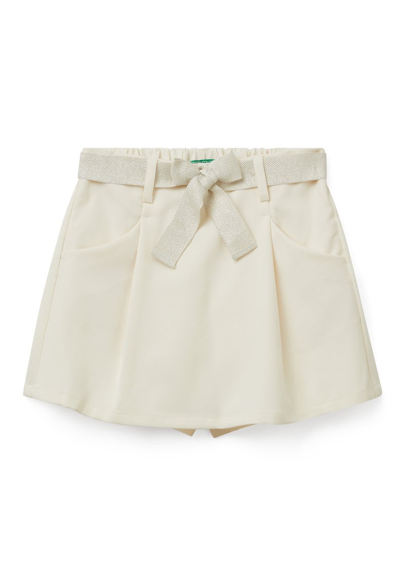 Gonna color crema con una vita argentata a contrasto e dettaglio a fiocco. Presenta due tasche anteriori e una forma svasata. Texture liscia.