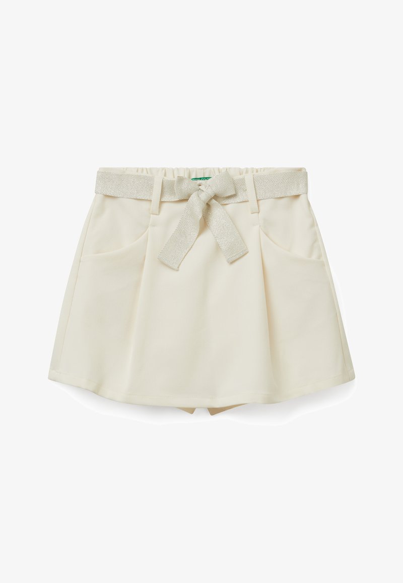 Gonna color crema con una vita argentata a contrasto e dettaglio a fiocco. Presenta due tasche anteriori e una forma svasata. Texture liscia.