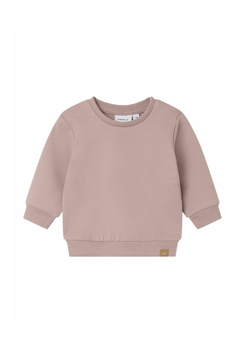 Světle růžový svetr vyrobený z měkké tkaniny, s dlouhými rukávy, žebrovanými manžetami a lemem, s malou značkovou štítkem na spodní části.