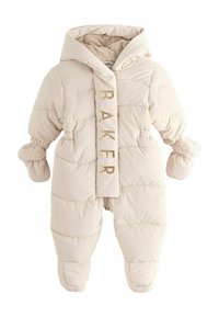 Combinaison de neige pour nourrisson rembourrée en beige clair, dotée d'une capuche confortable, d'un tissu texturé, de poignets élastiques et de l'inscription "BAKER" sur le devant.