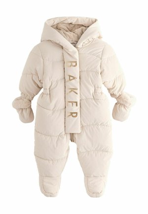 Zateplený detský overal v svetlo béžovej farbe, s útulnou kapucňou, textúrovanou látkou, elastickými manžetami a nápisom "BAKER" na prednej strane.