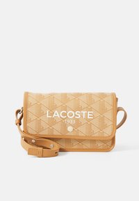 Borsa a tracolla color cuoio con motivo geometrico. Presenta una chiusura magnetica, cinturino regolabile e nome del marchio in rilievo. Superficie testurizzata.
