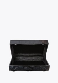 Zwarte rechthoekige doos met een glanzende afwerking. Geopend, met een getextureerd zwarte binnenkant en geen zichtbare hardware of accenten.