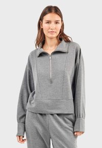 Grau, Sweatshirt mit langen Ärmeln, hohem Kragen und halbem Reißverschluss. Verfügt über eine lockere Passform und gerippte Bündchen. Weicher Stoff und geschnittene Details.