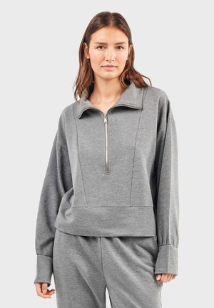 Grau, Sweatshirt mit langen Ärmeln, hohem Kragen und halbem Reißverschluss. Verfügt über eine lockere Passform und gerippte Bündchen. Weicher Stoff und geschnittene Details.