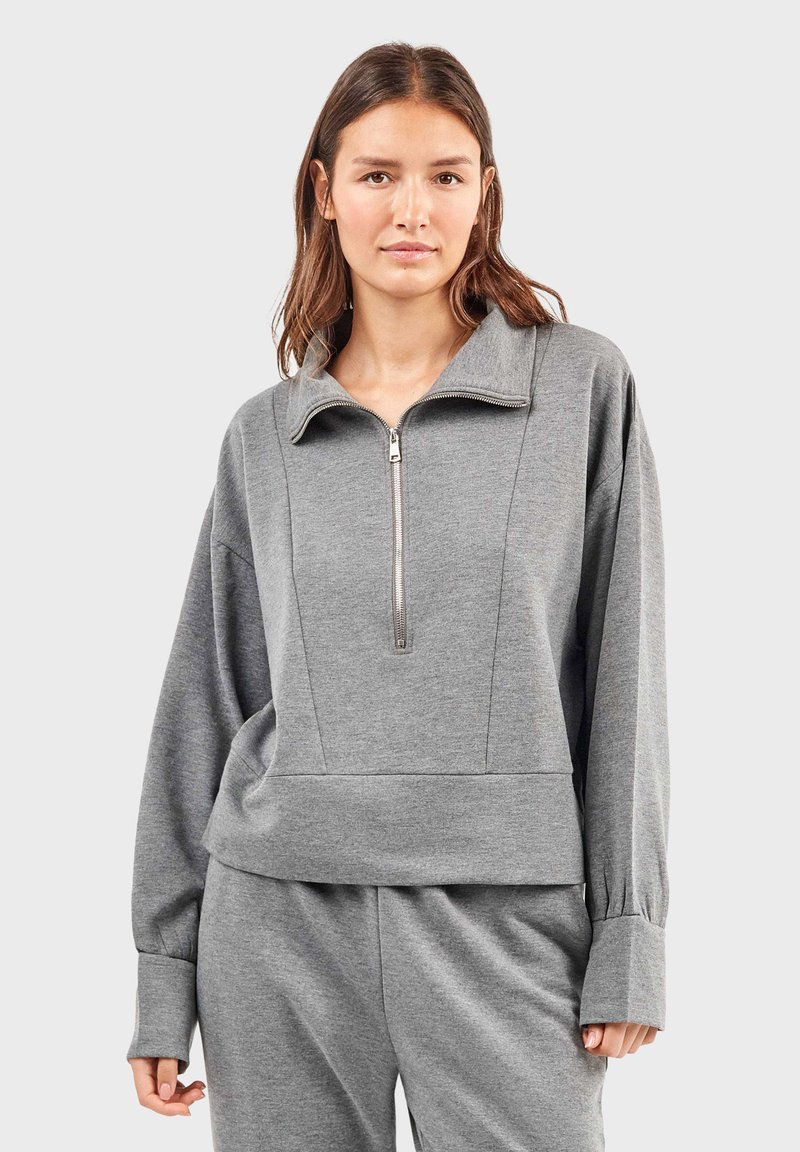 Grau, Sweatshirt mit langen Ärmeln, hohem Kragen und halbem Reißverschluss. Verfügt über eine lockere Passform und gerippte Bündchen. Weicher Stoff und geschnittene Details.