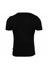 T-shirt nera a maniche corte e collo rotondo vista da dietro su uno sfondo bianco, con un piccolo etichetta nera sul lato inferiore della cucitura.