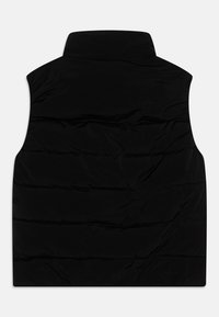 Svart ermløs vest med høy krage, med horisontale quiltede seksjoner og en jevn, blank overflate. Ingen synlig maskinvare eller detaljer.