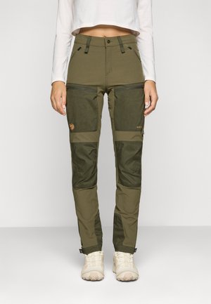 Pantalons de plein air vert olive avec une coupe slim, dotés de panneaux de genoux renforcés, de plusieurs poches zippées et d'une texture de tissu durable.
