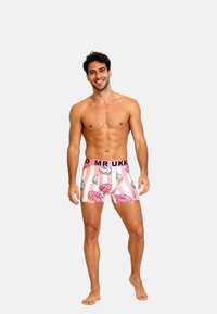 Zachte stofboxers met een roze en witte gestreepte design, versierd met kleurrijke donutpatronen en een zwarte tailleband.