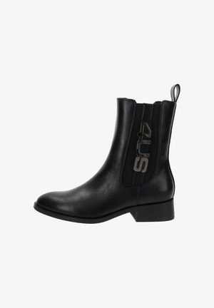 Bottine en cuir noir avec talon bloc, panneau latéral élastique, languette de tirage et logo métallique "4US" sur le côté extérieur.