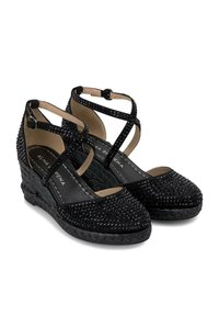 Sandali wedge neri con una base intrecciata testurizzata, adornati con strass sulla punta e sui cinturini, dotati di cinturini alla caviglia regolabili.