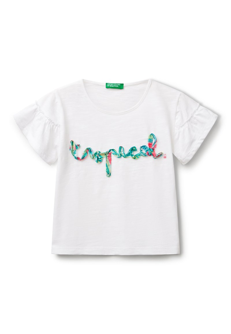 Camiseta de algodón blanca con mangas cortas acampanadas, que presenta un colorido diseño de texto "tropical" en verde y rosa. Cuello redondo, ajuste casual.