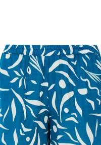 Shorts en tissu bleu avec un motif de feuilles abstraites blanches, dotés d'une taille élastique et d'une texture douce. Pas de poches visibles.