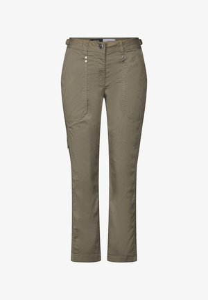 Pantaloni cargo beige con chiusura a zip e bottone, molteplici tasche e un tessuto leggero e texturizzato. Design frontale piatto con gambe dritte.