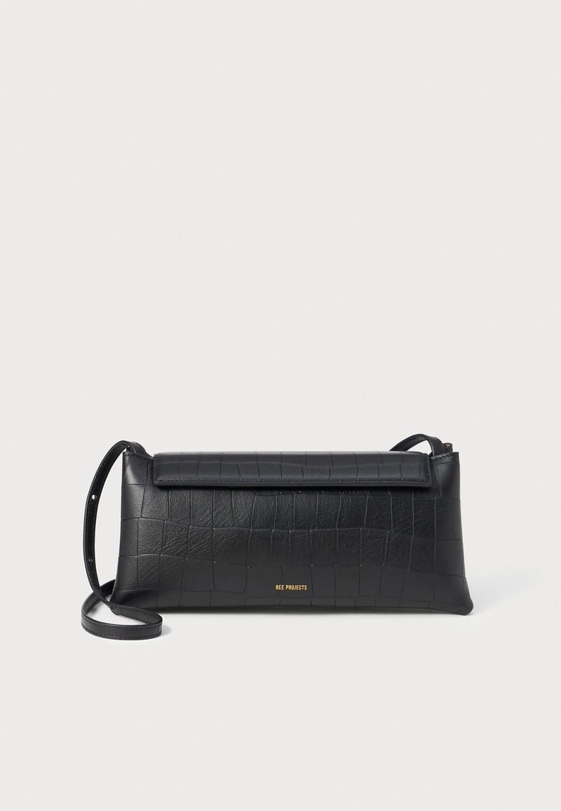 Bolso de mano de piel negra con textura de cocodrilo, con una correa desmontable y cierre con solapa. Logo de la marca en dorado en la parte frontal.