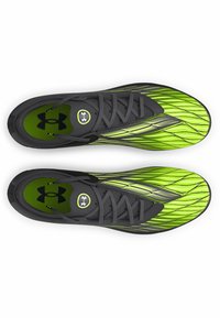 Scarpe sportive verde lime e nere con un design elegante e testurizzato, caratterizzate da un logo, una chiusura con lacci e linee della suola curve per una migliore trazione.