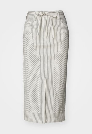 Weißer Rock mit vertikalen schwarzen Streifen, mit einer Krawatte an der Taille, elongierter Form und schrägen Taschen. Der Stoff wirkt leicht und hat eine glatte Textur.