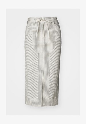 Weißer Rock mit vertikalen schwarzen Streifen, mit einer Krawatte an der Taille, elongierter Form und schrägen Taschen. Der Stoff wirkt leicht und hat eine glatte Textur.