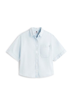 Lyseblå kortermet denimskjorte med knapper foran, spiss krage og brystlomme med liten logo-brodering.