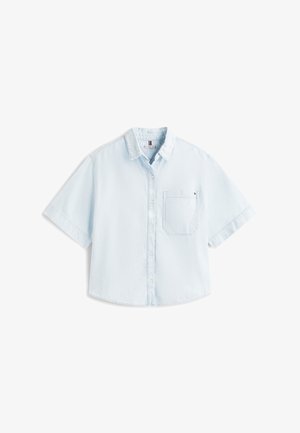Cămașă scurtă din denim albastru deschis, cu mâneci scurte, nasturi în față, guler ascuțit și buzunar la piept cu mică broderie logo.