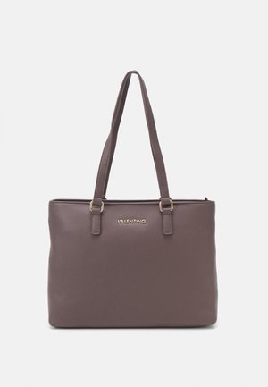 Bruine Valentino leren totebag met twee schouderbanden en een goudkleurig logo aan de voorkant tegen een egale lichte achtergrond.